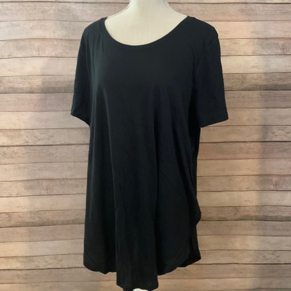 Women’s shirt. No tag and no size. Excellent condition.